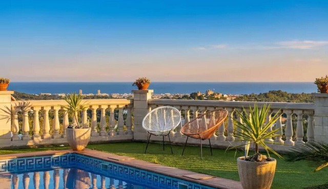 Villa with sea views - swimming pool - near Barcelona