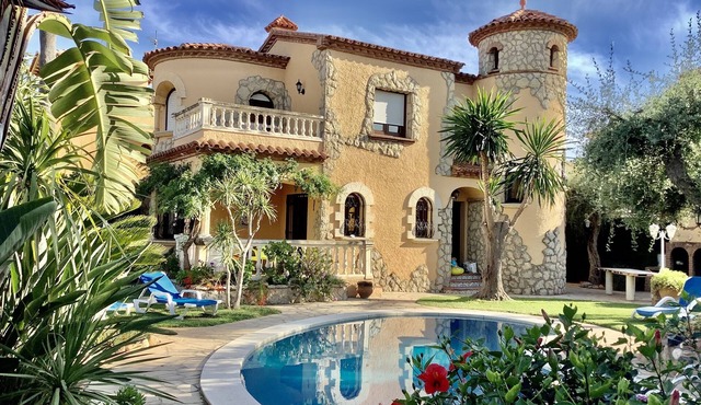 Villas Isla Romantica with a beautiful garden, communal pool, Beach 120 m