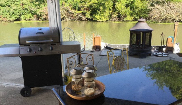 Water Front, Cedar Island Marina, Beach, Wineries, New HVAC, Newly Renovated in Kingsville