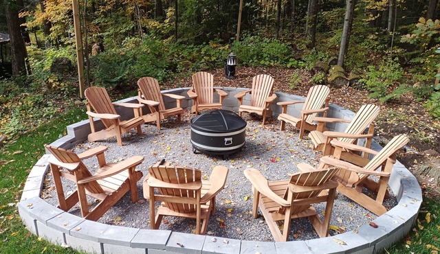 Waterfront Cottage w/king bed, hot tub, theatre, gym & more in Kawartha Lakes