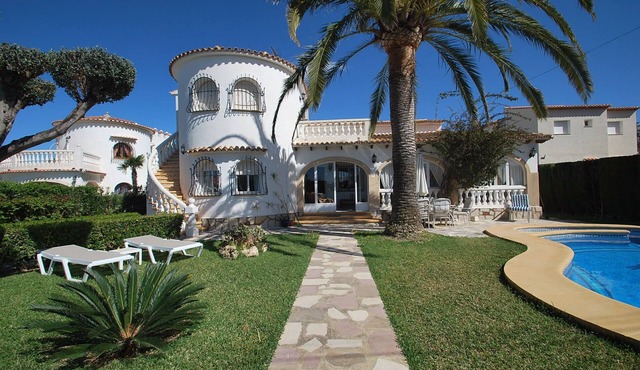 Wonderful holiday home near to the beach with private pool, air condition, inter