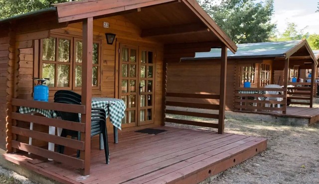 Wooden cabin (without kitchen or bathroom) 2 to 4 people - 2 pers. included in price