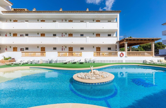 Apartment Close to the Beach with Pool Access, Private Terrace, Air Conditioning and Wi-Fi