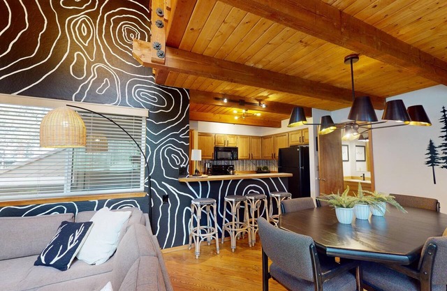 Cozy Sunriver Condo with Access to Exclusive Golf in Sunriver