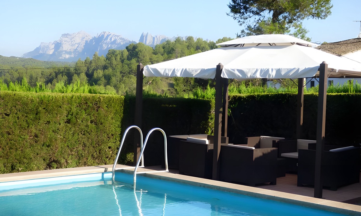 Sant Salvador de Guardiola Apartment | Country House 'Set Rengs 3' with Lake View, Shared Pool and Wi-Fi