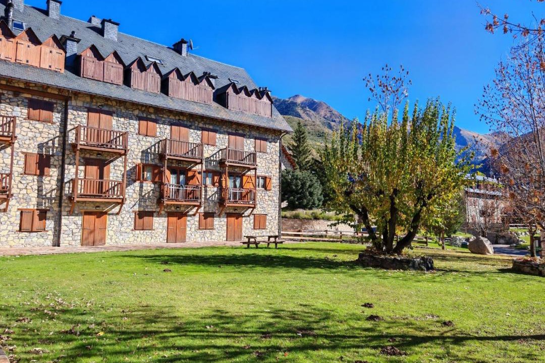Pla de l'Ermita Apartment | Apartment Geräumige Maisonette mit Kamin Isard 2 Vall de Boí by Interhome