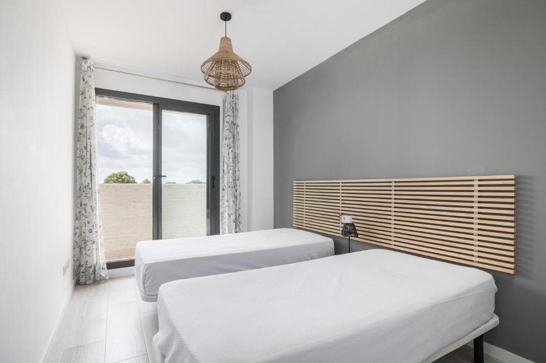 Roques Daurades Apartment | 4-Bedroom Apartment with Sea View, Large Terrace and Parking in LAmetlla de Mar