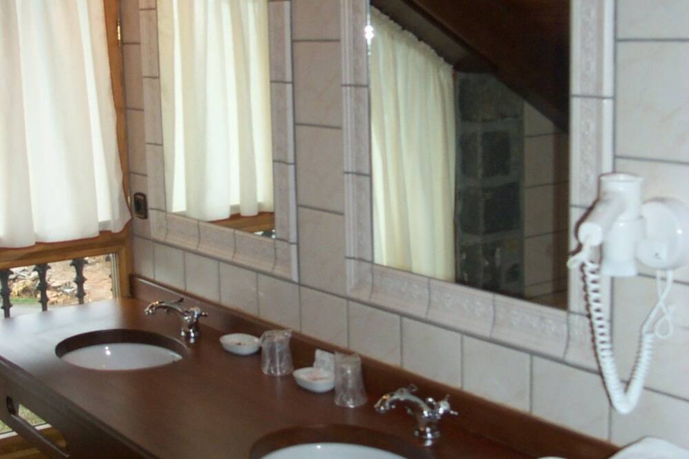 Photo of Bathroom in Nerin