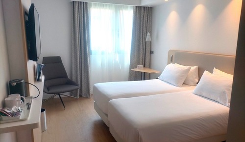 Standard Room, 2 Twin Beds (Free Breakfast)