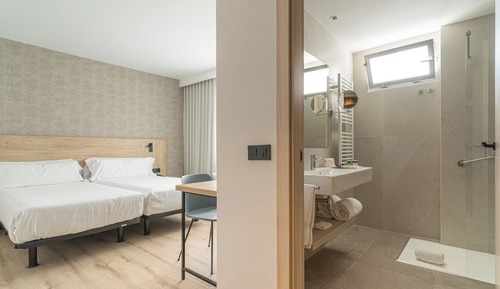 Twin Room (Interior next to the lift (Single use)