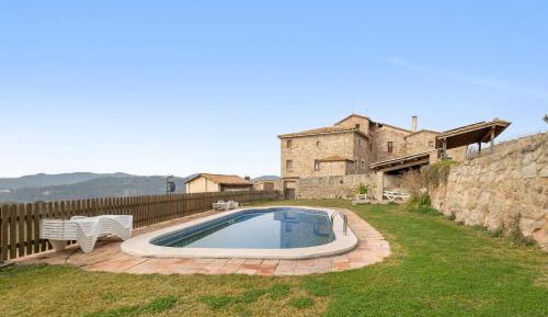 Three-Bedroom Apartment with Mountain View