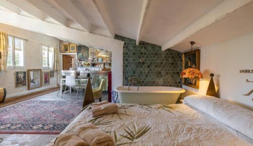 Two-Bedroom Deluxe Apartment with Garden View