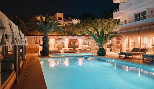 One-Bedroom Apartment with Balcony And See View