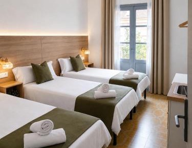 Basic Triple Room with Shared Bathroom