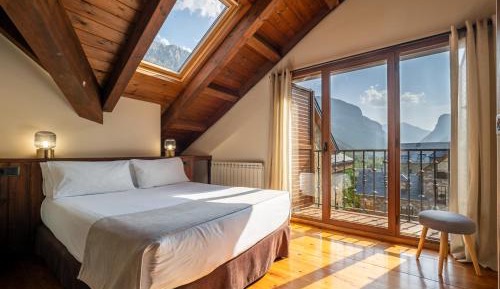 Superior One-Bedroom Apartment (2 Adults)