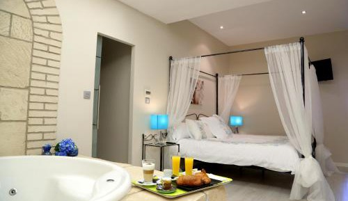 Queen Suite with Spa Bath
