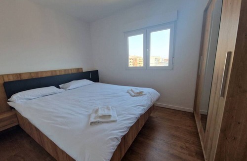 Castello de la Plana Apartment | Spacious 3 Bedroom Apartment With Balcony and AC in Castellón