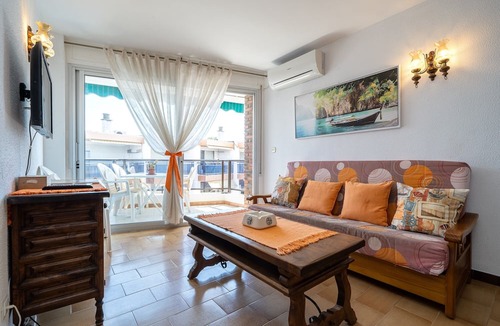 Vilafortuny Apartment | Apartment "Mexico I" on the Beachfront with Terrace, A/C and Wi-Fi