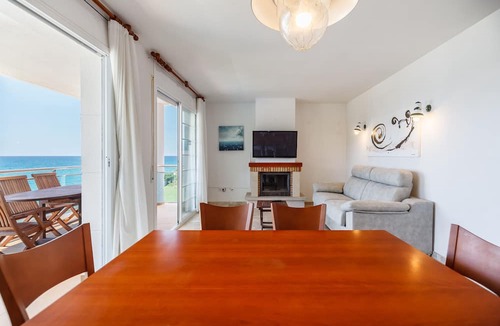 Cap de Salou Apartment | Beachfront family apartment, sleeps 8 - UHC ARINSAL 289