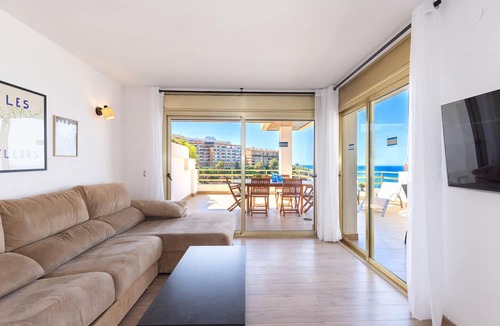 Salou City Centre Apartment | Beachfront penthouse sleeps 10 · AirCon · Pool · UHC PLAYAMERO 331