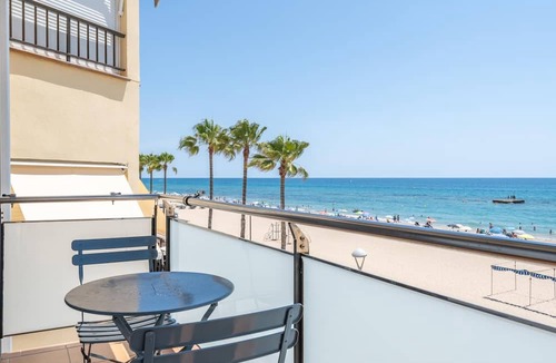 Torredembarra Apartment | Apartment with terrace and frontal sea views