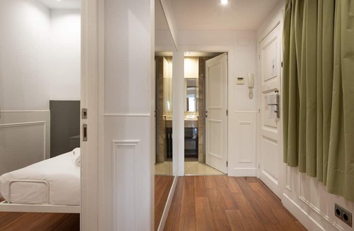 La Nova Esquerra de l'Eixample Apartment | Next to the train station and the Barcelona trade fair.