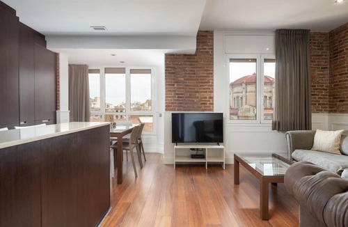 La Nova Esquerra de l'Eixample Apartment | Next to the train station and the Barcelona trade fair.