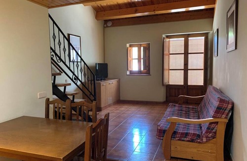 Sant Salvador de Guardiola Apartment | Country House 'Set Rengs 2' with Lake View, Shared Pool and Wi-Fi