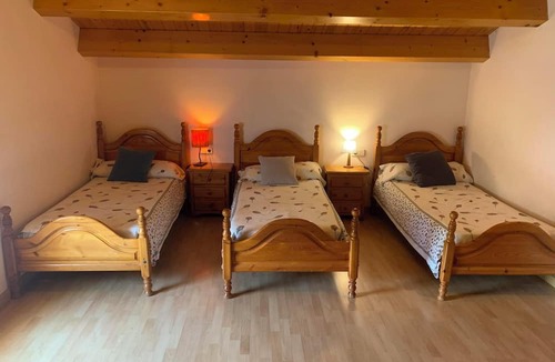 Sant Salvador de Guardiola Apartment | Country House 'Set Rengs 3' with Lake View, Shared Pool and Wi-Fi