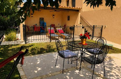 Mora d'Ebre Apartment | An Oasis of Mediterranean Tranquility with Mountain Views