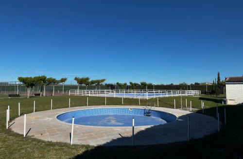 Zaragoza House | Amplio y Cómodo chalet a 15 minutos del centro con piscina y pistas de tenis