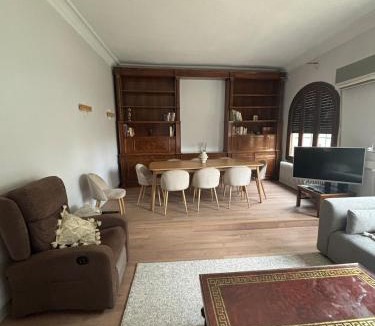 Tudela House | Family home with pool and garden in Tudela center