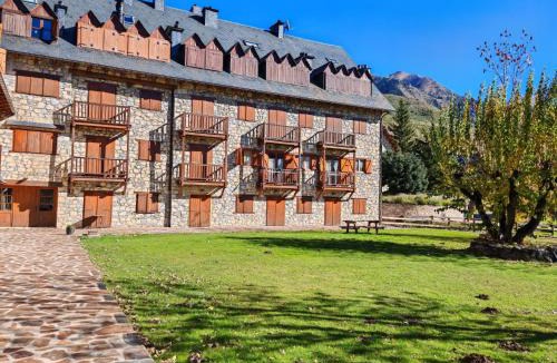 Pla de l'Ermita Apartment | Apartment Geräumige Maisonette mit Kamin Isard 2 Vall de Boí by Interhome
