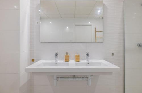 Roques Daurades Apartment | 4-Bedroom Apartment with Sea View, Large Terrace and Parking in LAmetlla de Mar