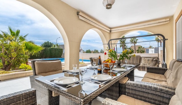 'Villa Azul' with Private Pool, Wi-Fi and Air Conditioning