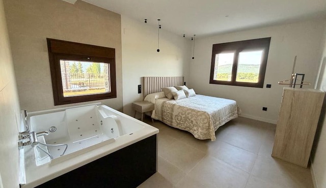 Casas Pirineo Aínsa: Pool & Garden