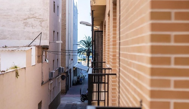 Beachside Bliss: Cozy 2BR Apartment, 80m from Sand, WiFi, AC/Heating