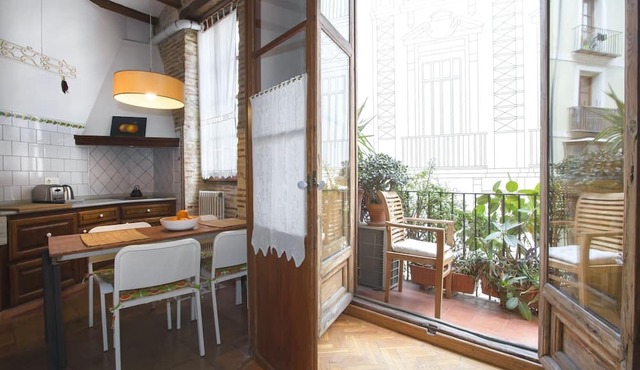 Classic Old Town Mester Apartments VLC, central A/C and high speed wifi.