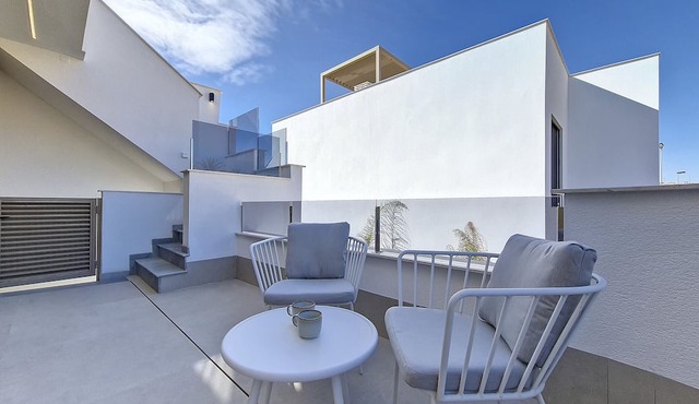 Penthouse apartment with pool, parking and Wi-Fi