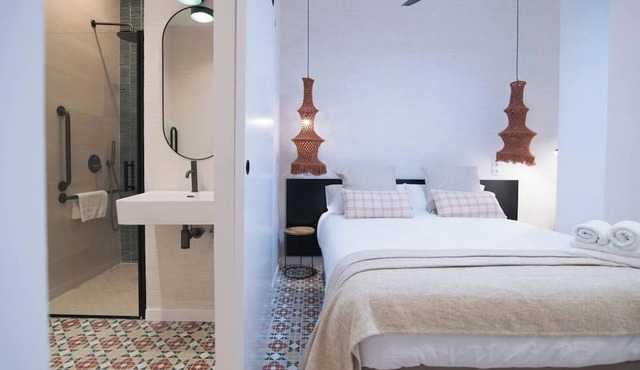 Designer suite next to the City of Sciences D