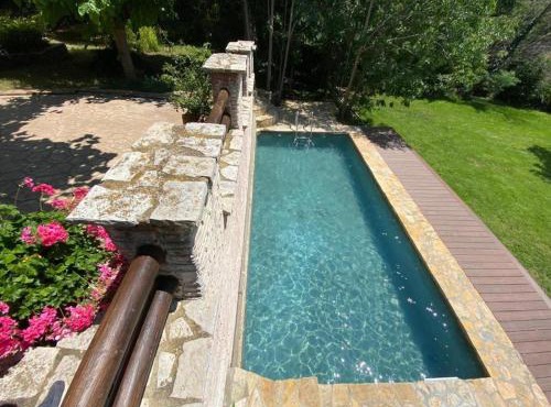 Masía de piedra con piscina