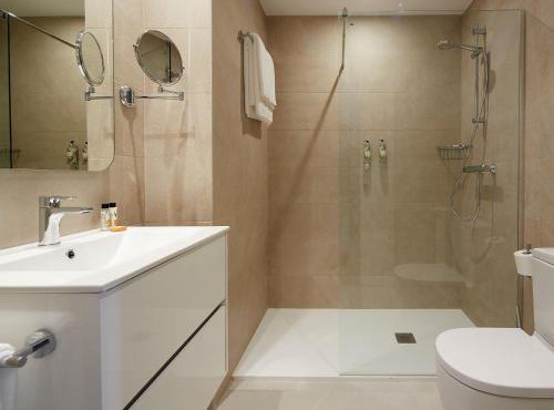H SUITE2A by Smiling Rentals