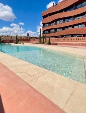Piscina Chic con gran Terraza